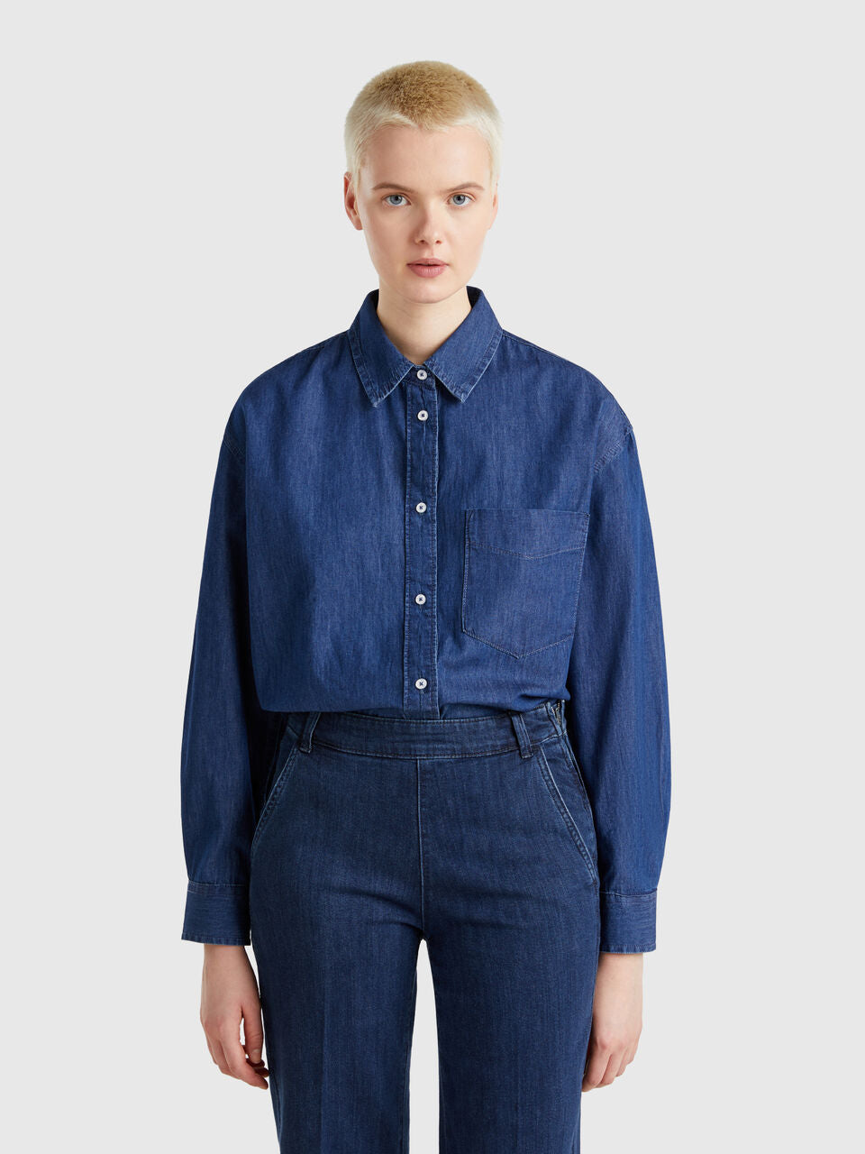 CROPPED CHAMBRAY SHIRT
