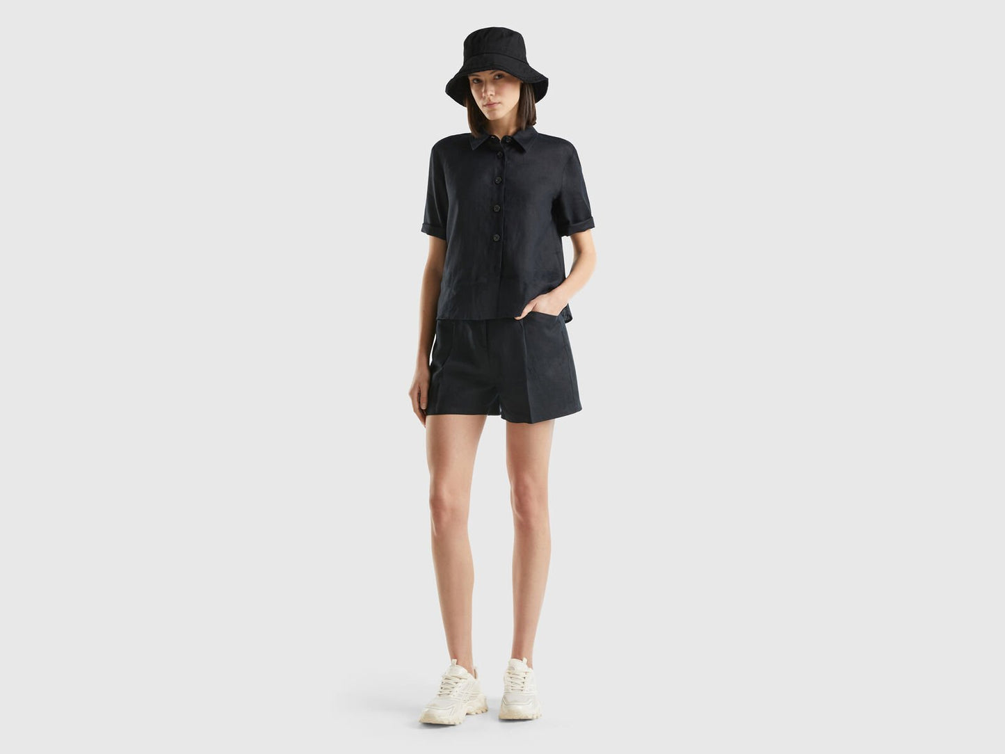 BERMUDAS IN PURE LINEN - SHORTS