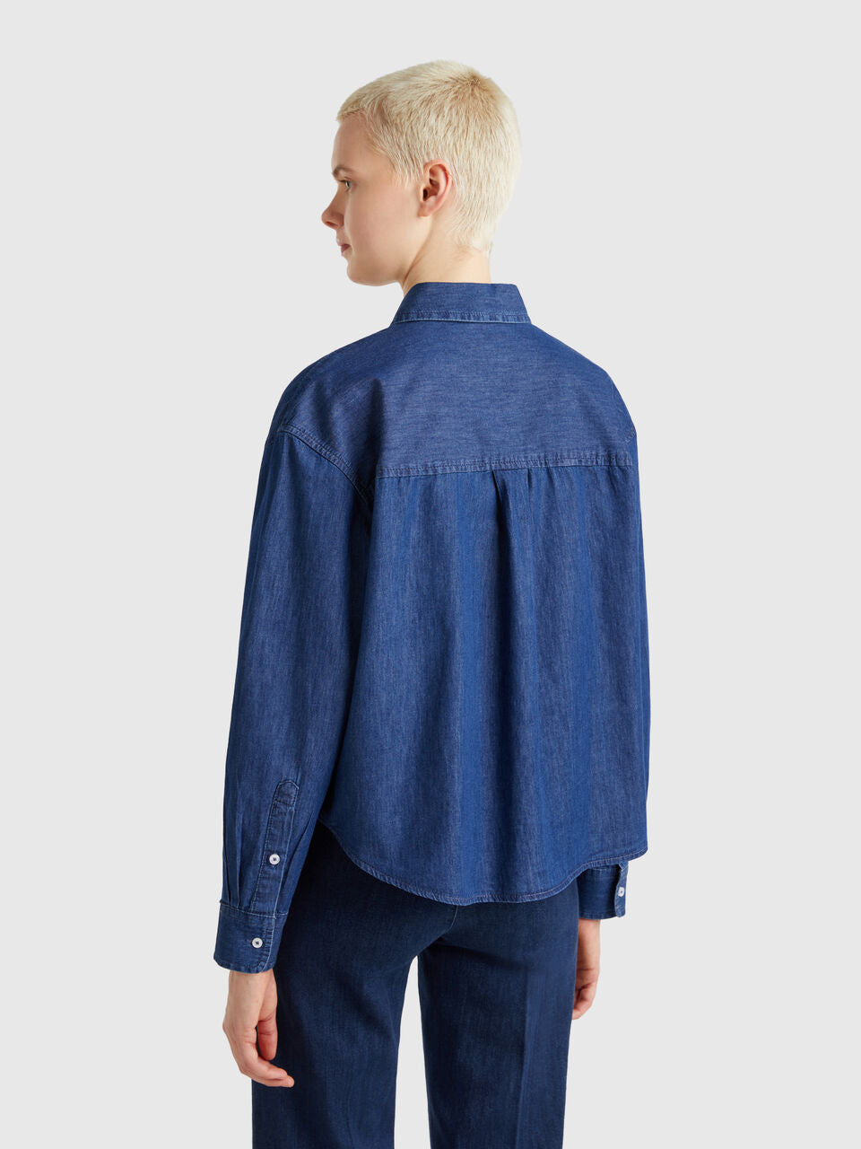 CROPPED CHAMBRAY SHIRT