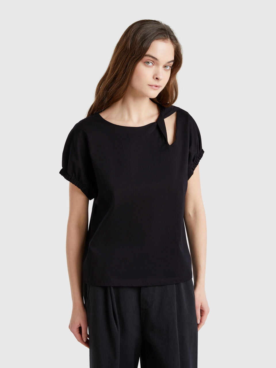T-SHIRT WITH KNOT AND CUT-OUT