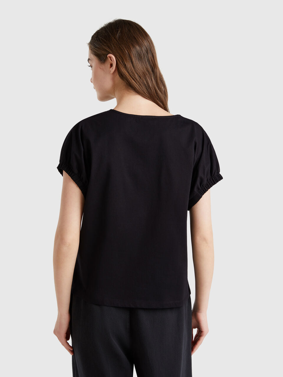 T-SHIRT WITH KNOT AND CUT-OUT