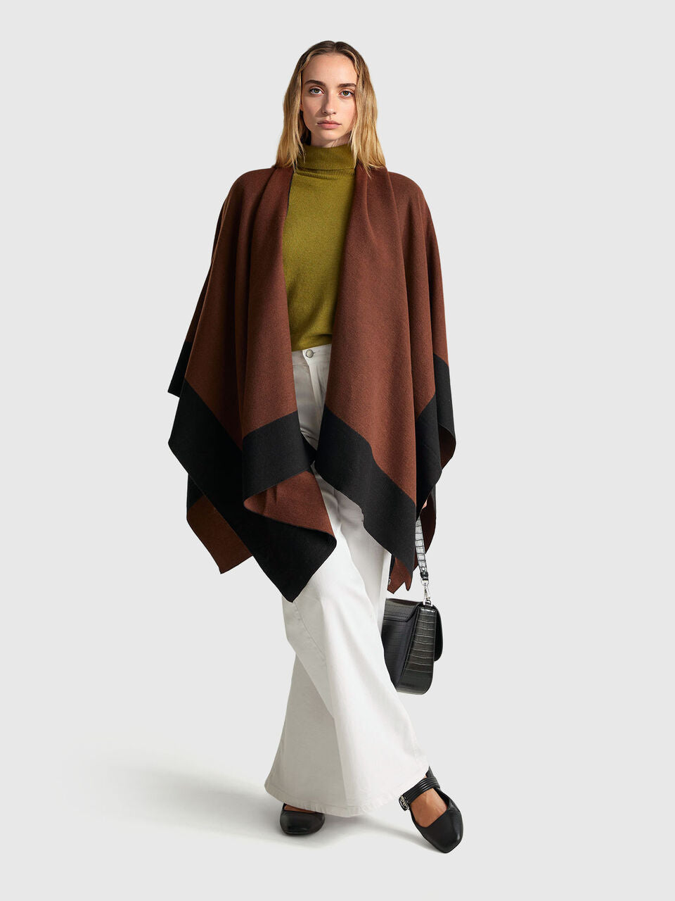 RED TURTLENECK SWEATER IN CASHMERE AND WOOL BLEND
