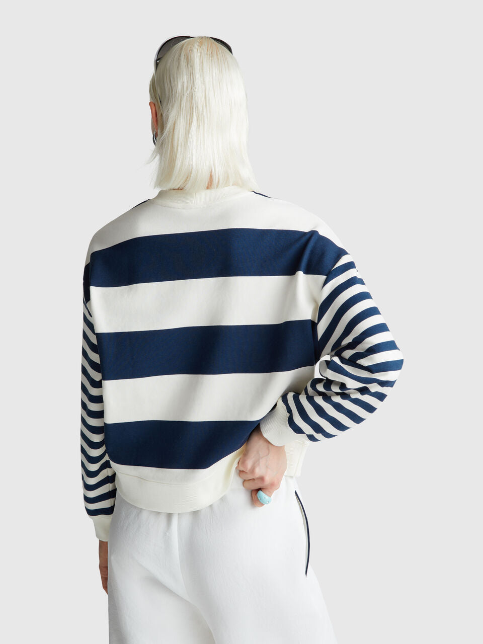 STRIPED ROUND NECK SWEATSHIRT