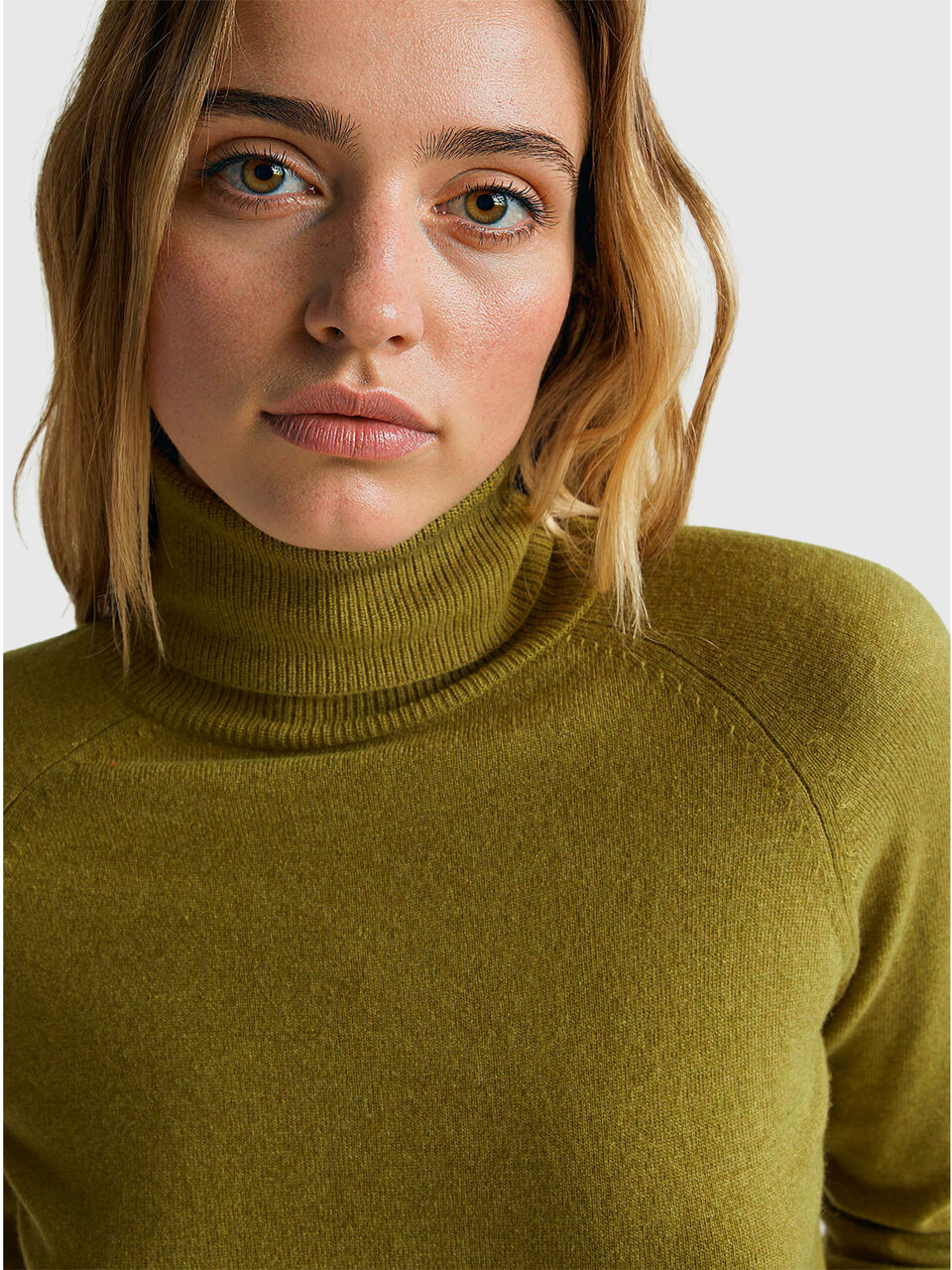 RED TURTLENECK SWEATER IN CASHMERE AND WOOL BLEND
