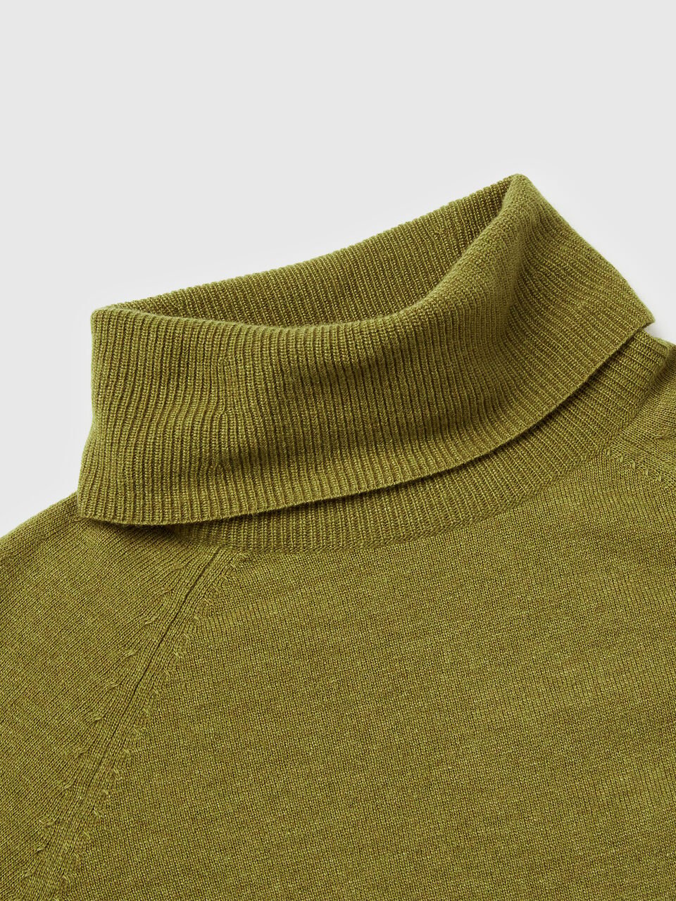 RED TURTLENECK SWEATER IN CASHMERE AND WOOL BLEND