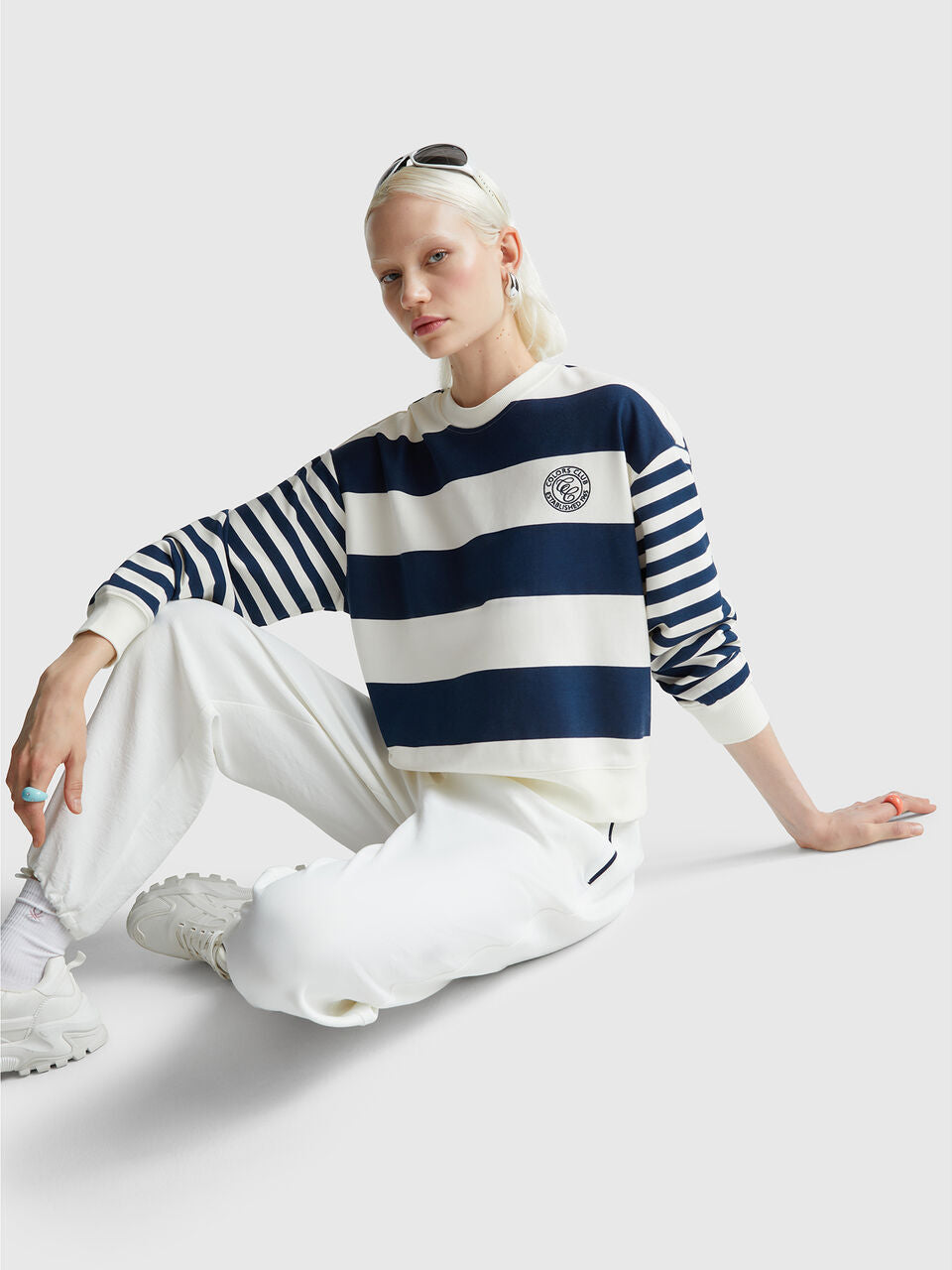 STRIPED ROUND NECK SWEATSHIRT