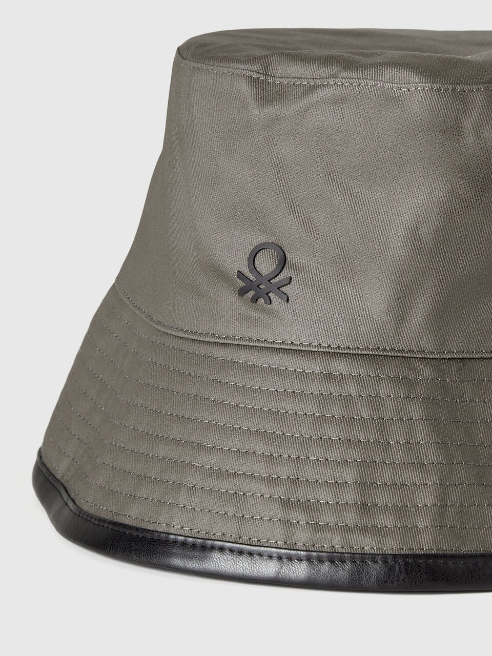 REVERSIBLE BUCKET HAT