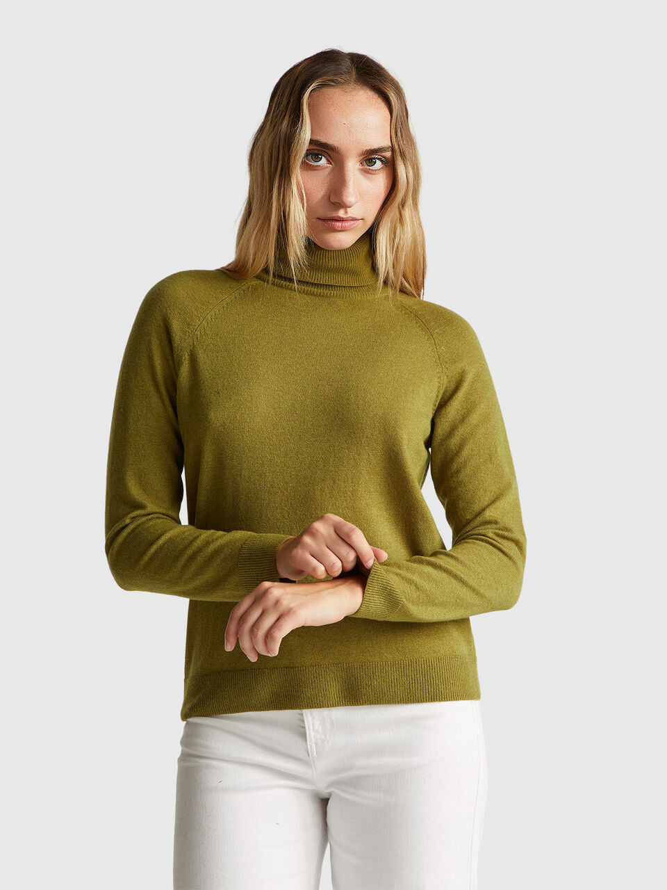 RED TURTLENECK SWEATER IN CASHMERE AND WOOL BLEND
