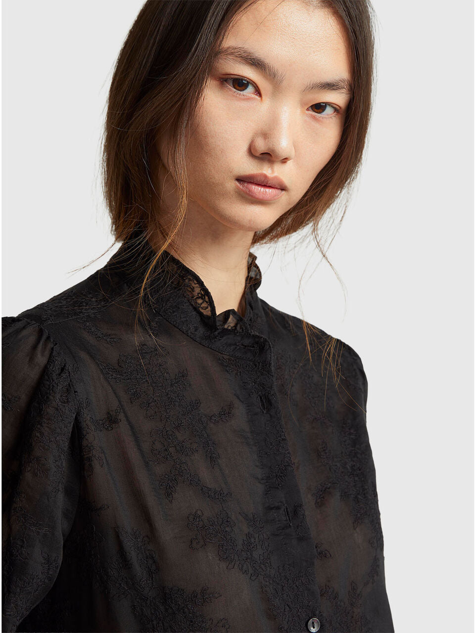 EMBROIDERED BLOUSE WITH RUFFLED COLLARD