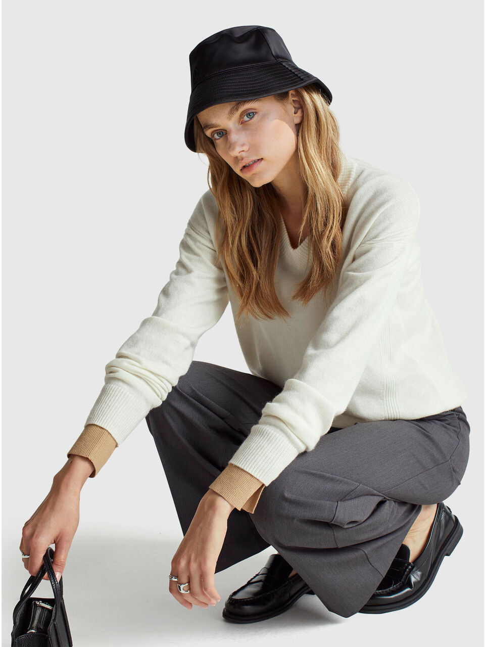V-NECK SWEATER