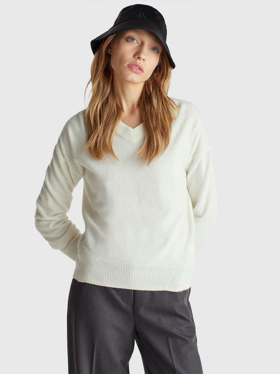 V-NECK SWEATER