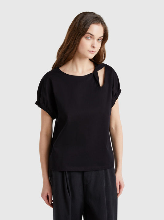 T-SHIRT WITH KNOT AND CUT-OUT