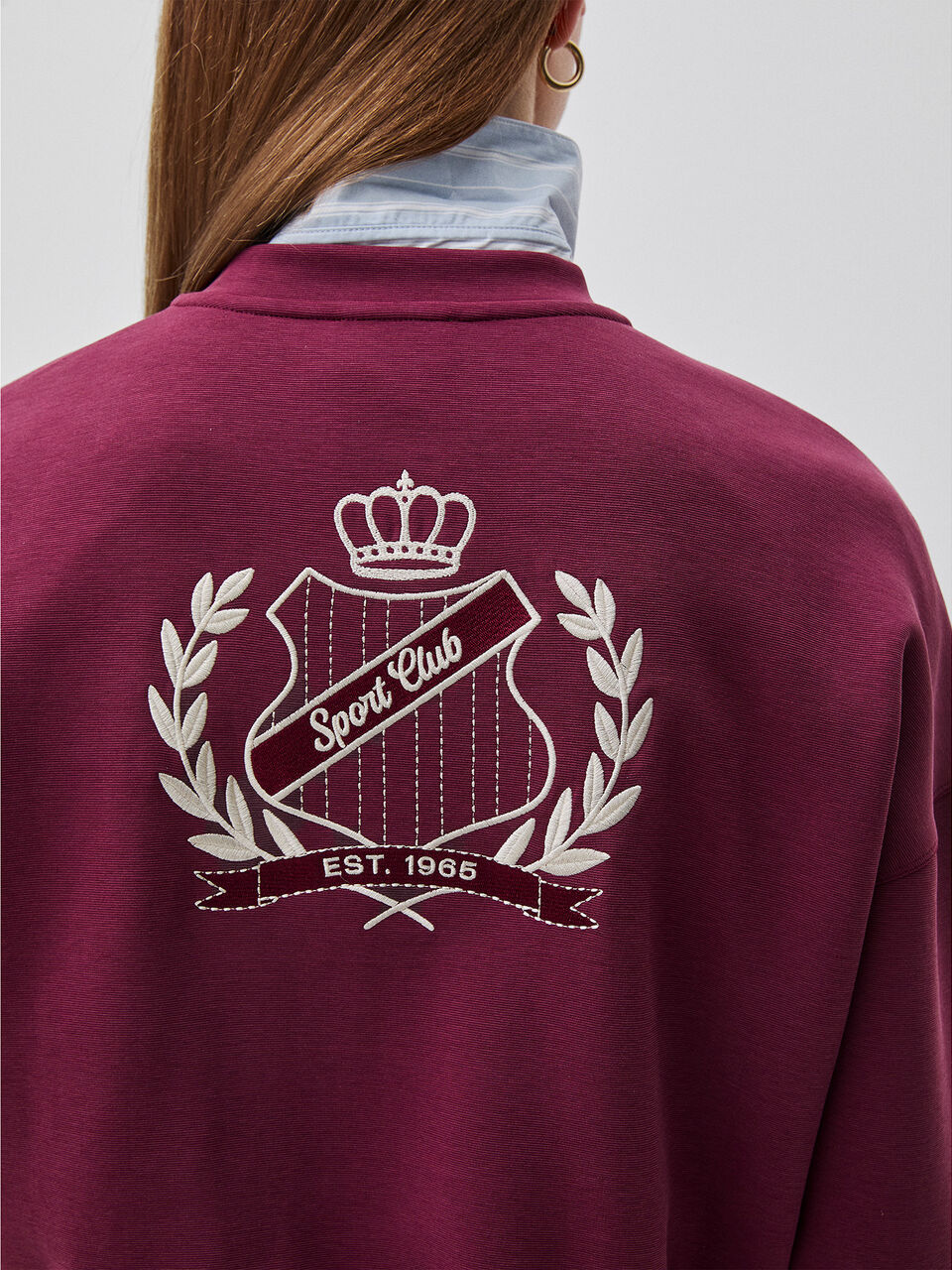 BOXY FIT SWEATSHIRT WITH CREST ON THE BACK